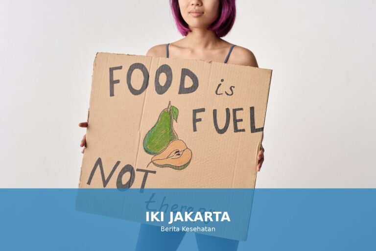 Makanan sehat untuk meningkatkan kesehatan mental, seperti ikan berlemak, dark chocolate, kacang-kacangan, buah-buahan, dan teh hijau.
