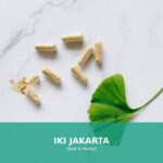 Gambar obat herbal alami yang menggambarkan berbagai jenis tanaman herbal yang umum digunakan.