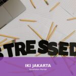 Ilustrasi orang yang merasa stres dengan latar belakang alam yang menenangkan