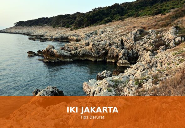 Ilustrasi luka memar yang diatasi dengan kompres es dan salep