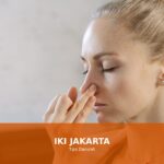 Ilustrasi cara mengatasi mimisan secara darurat