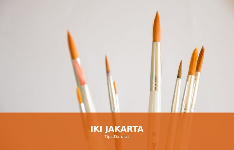 Seorang wanita yang sedang mengalami pusing mendadak dan mencari cara untuk mengatasinya.